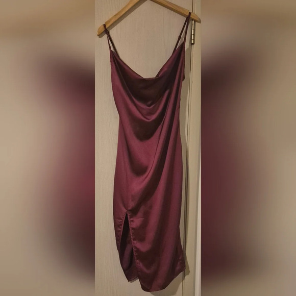 PrettyLittleThing Burgundy Strappy Satin Cowl Midi Dress - Picture 4 of 9